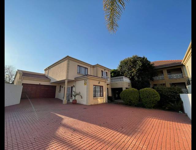 4 BEDROOM FREEHOLD FOR SALE IN FOURWAYS